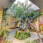 Del Monte Resort - 70's Style LG Vegas Compound